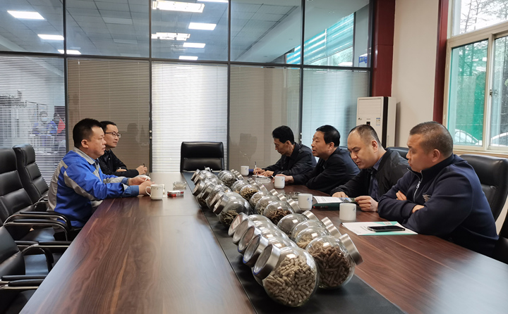 與集團(tuán)總經(jīng)理孫寧波及部門負(fù)責(zé)人座談，就項(xiàng)目建設(shè)、環(huán)境影響、補(bǔ)貼政策等內(nèi)容進(jìn)行了探討交流