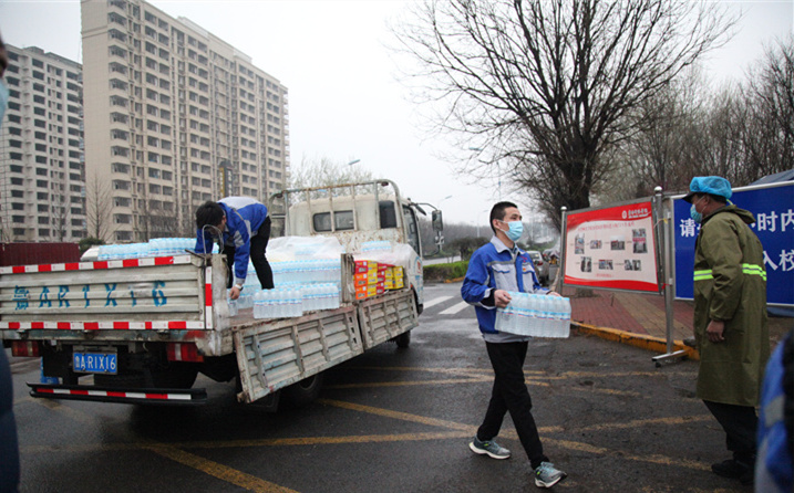 2月25日，山東金格瑞機械有限公司派代表來到齊魯師范學(xué)院捐贈防疫物資，保障校園防疫物品備足備齊，助力學(xué)校的疫情防控工作。